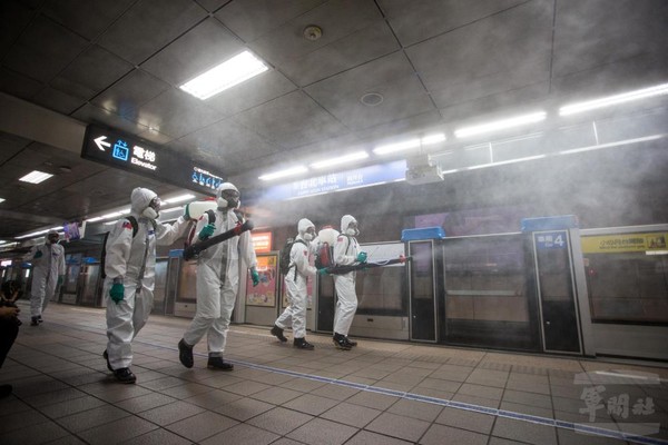 ▲▼33化學兵群在COVID-19疫情中，使用新款的「氣體消毒機」於捷運站月台及周邊清消。（圖／軍聞社）