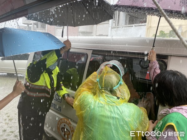 ▲台南市警三分局冒雨為長者服務，員警和工作人員是濕了衣服，但不熄服務和祝福的心。（圖／記者林悅翻攝，下同）
