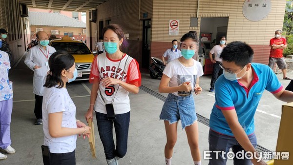 ▲▼藝人賈永婕到基隆礦工醫院發送100份便當、飲料，給醫護打氣。（圖／基隆礦工醫院提供）