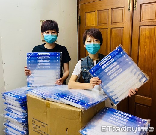 和里長站在一起！　陳亭妃、陳怡珍贈2000個防護面罩給里鄰防疫志工 |
