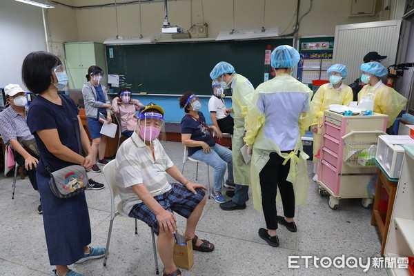 ▲▼台北市設置在萬華區西門國小的新冠疫苗接種站，責任區內的長者不少都到此接受注射。（圖／記者湯興漢攝）