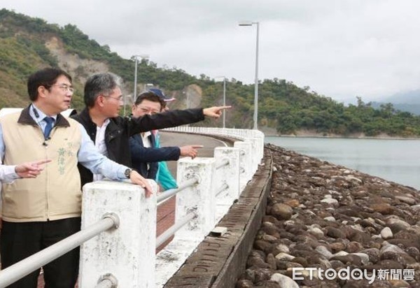 ▲南化水庫目前滿庫溢流堰溢流情形。（圖／記者林悅翻攝，下同）