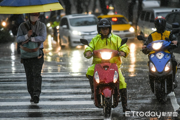 ▲台北市區午後間歇性大雨。（圖／記者林敬旻攝）