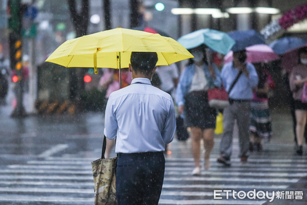 ▲台北市區午後間歇性大雨。（圖／記者林敬旻攝）