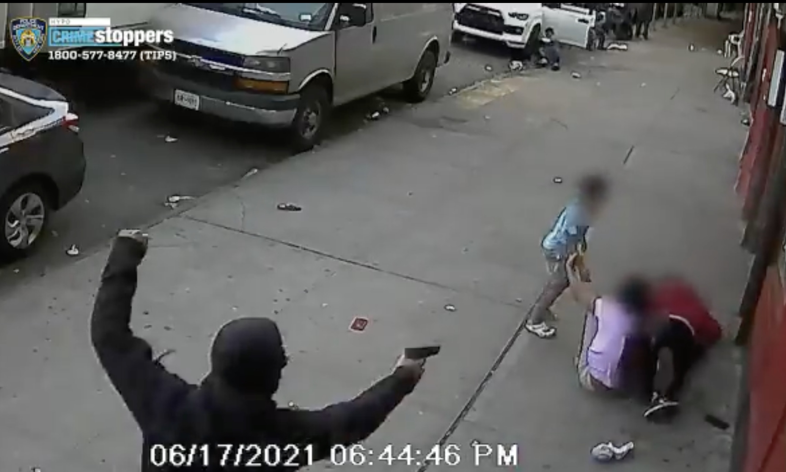 ▲▼影片曝光！捲入街頭槍擊 10歲姊一動作保護5歲弟感動網友 。（圖／翻攝自NYPD「Crime Stoppers」）
