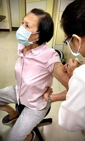 ▲▼劉亮佐媽媽已經接種AZ疫苗。（圖／翻攝自臉書／劉亮佐）