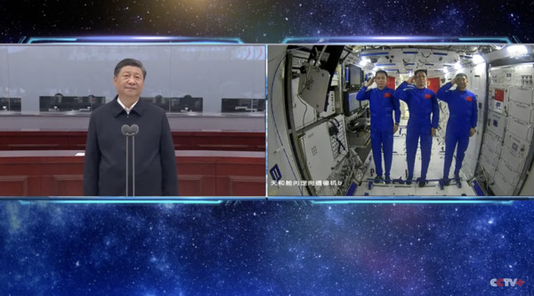 ▲習近平與三位在太空站內的大陸太空人視訊對談。（圖／翻攝CCTV+）