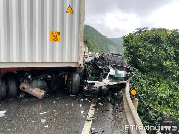 ▲瑞芳台二線88.5K聯結車對撞 車頭掉落邊坡3公尺。（圖／記者郭世賢翻攝）