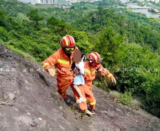 ▲消防人員成功在陡峭的山壁，救出女童。（圖／擷取自百度）