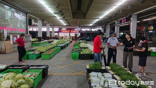 ▲▼花蓮針對批發市場員工、承銷人員、零批商及販運業者全面進行快篩。（圖／花蓮縣政府提供，下同）