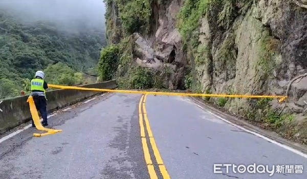 ▲▼台東24日清晨強降雨造成東富公路土石坍塌。（圖／記者楊漢聲翻攝）