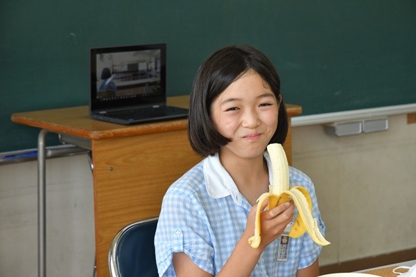 ▲▼日本茨城縣笠間市小學生享用台灣香蕉。（圖／翻攝自Facebook／日本台灣交流協會）