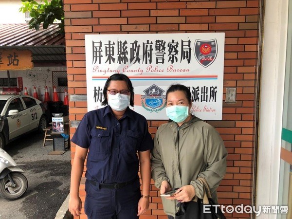 ▲枋寮警分局建興派出所警員陳昱安找手機交還失主            。（圖／記者陳崑福翻攝，以下同）