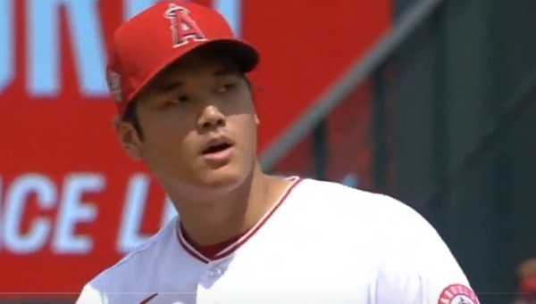 ▲大谷翔平投球時唸唸有詞，疑似嘴巴在哼歌             。（圖／翻攝自推特）