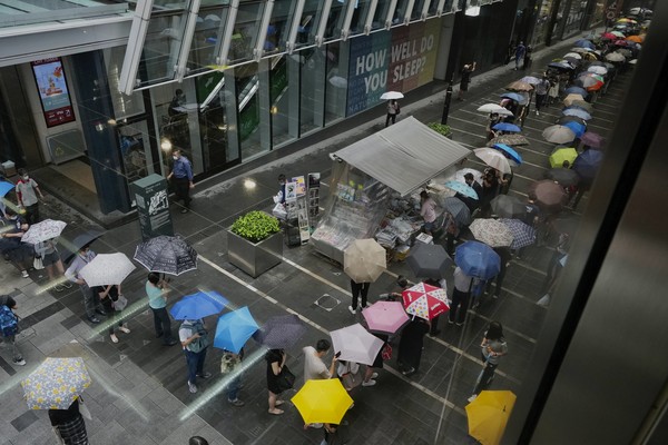 ▲▼ 香港《蘋果日報》24日發行最後一份實體報紙，宣告26年歷史畫下句號。（圖／達志影像／美聯社）