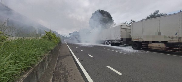 ▲▼國3和美交流道火燒車造成回堵，多輛車子不耐久候竟逆向開回國道。（圖／和美警分局提供）