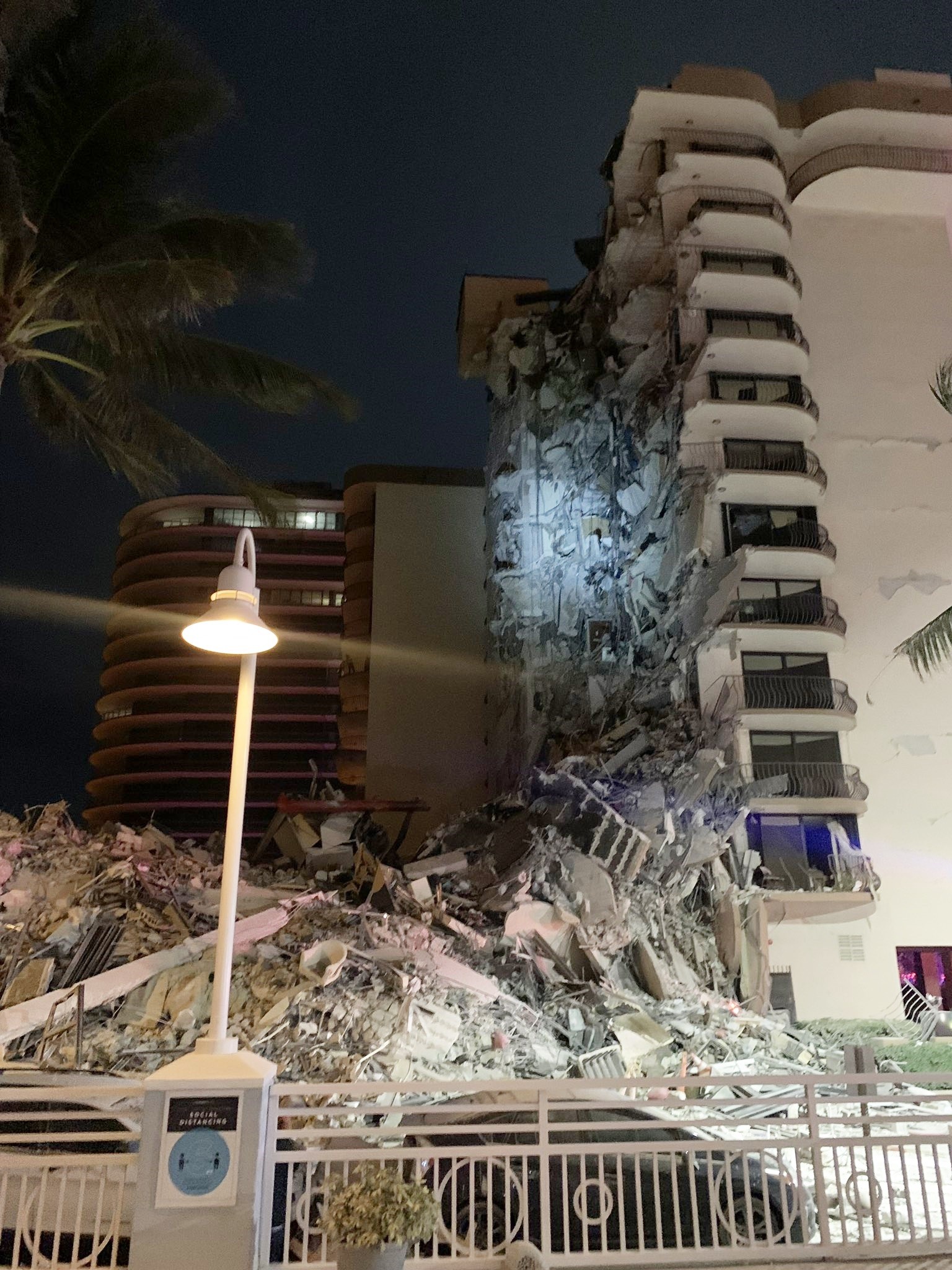 ▲▼ 美國佛羅里達州24日凌晨一棟公寓大樓無預警部分坍塌。（圖／翻攝自推特／Miami Beach Police）