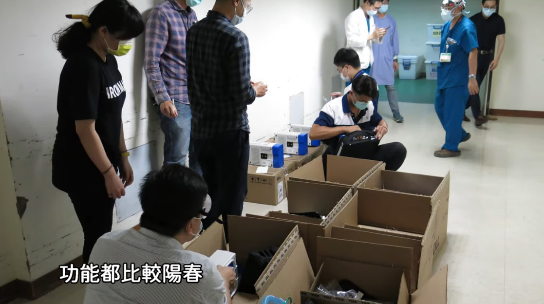 ▲亞東醫院收到五月天捐贈的呼吸器。（圖／翻攝自YouTube／亞東醫院社會工作室）