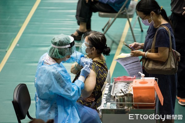 ▲嘉義市第二波75歲以上長輩疫苗接種三日內完成孕婦亦納入第6類施打對象 即日起開放預約。（圖／嘉義市政府提供）