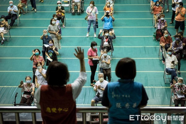 ▲嘉義市第二波75歲以上長輩疫苗接種三日內完成孕婦亦納入第6類施打對象 即日起開放預約。（圖／嘉義市政府提供）