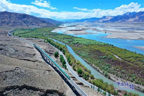 ▲拉薩至林芝線是西藏首條電氣化鐵路。（圖／翻攝中國鐵路官方微信）