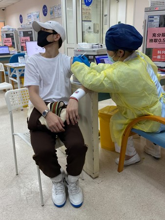 ▲▼蕭敬騰在上海接種第二劑疫苗。（圖／讀者提供）