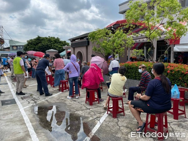 ▲台南市永康衛生所、區公所及永康分局通力合作，讓長者順利施打疫苗。（圖／記者林悅翻攝，下同）