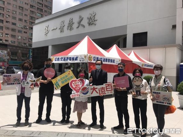 ▲台南市大遠百等熱心企業，捐愛心火鍋及防護面罩，挺醫護及防疫人員，黃偉哲市長表示感謝。（圖／記者林悅翻攝，下同）