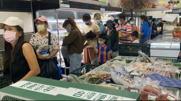 ▲▼斷航14天「終於有肉吃了」…蘭嶼人岸邊等3貨輪進港…1hr掃光物資。（圖／東森新聞）