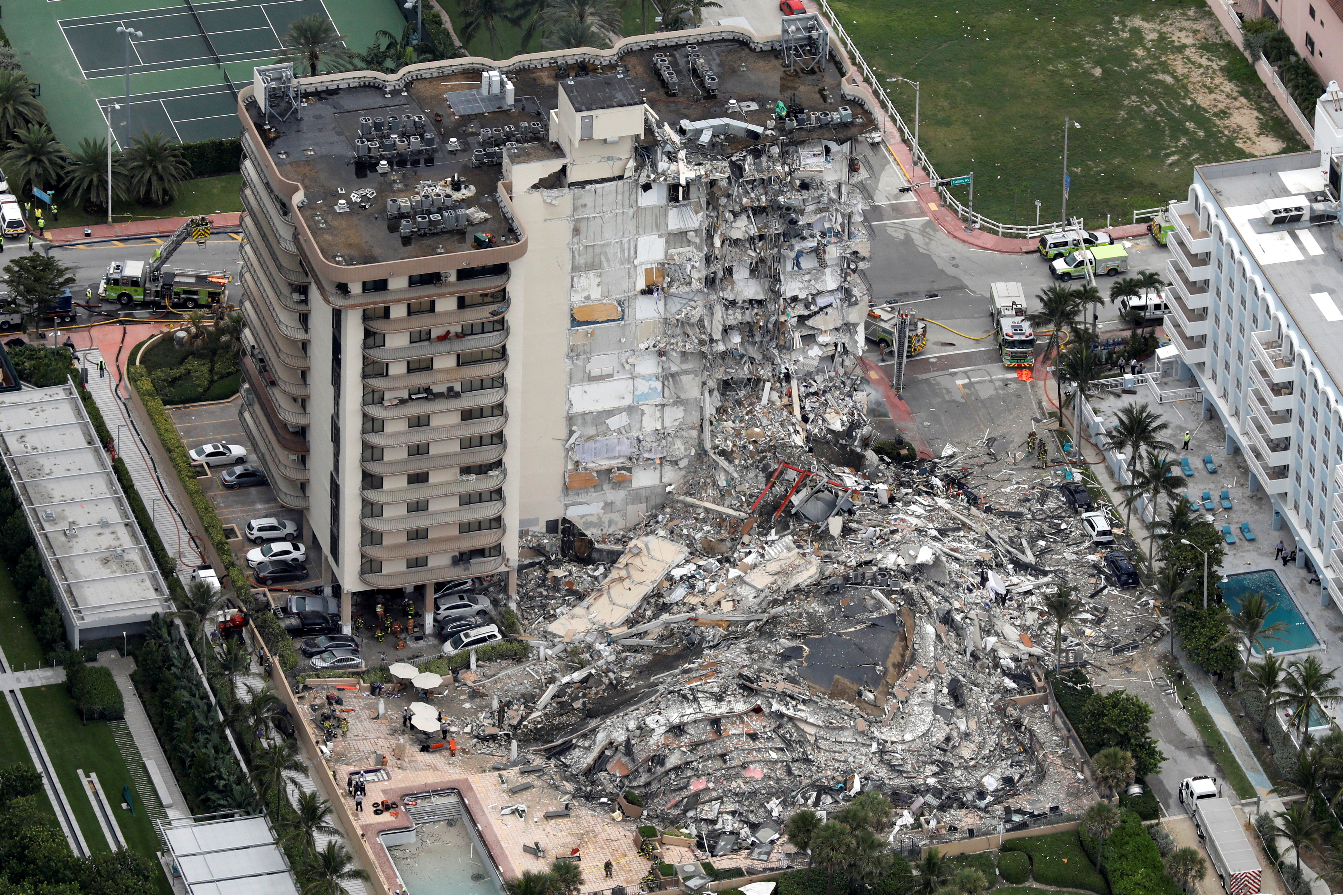 ▲▼美國邁阿密12層樓大廈24日倒塌。（圖／路透）