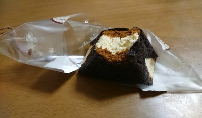 偽海苔點綴！「假裝御飯糰」蛋糕日本爆紅　好吃秘辛揭曉：外脆內軟