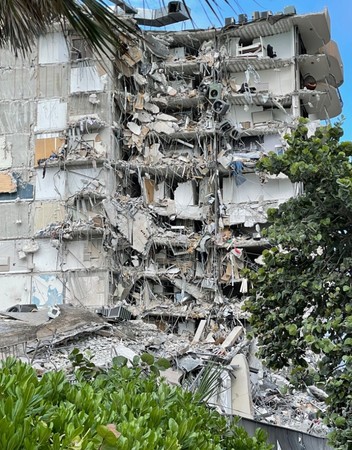 ▲▼邁阿密一間公寓崩塌，51人生死未卜。（圖／翻攝自推特／Miami-Dade Fire Rescue）