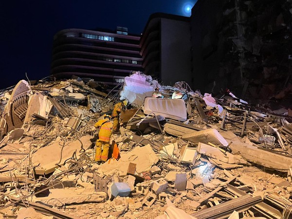 ▲▼邁阿密一間公寓崩塌，51人生死未卜。（圖／翻攝自推特／Miami-Dade Fire Rescue）