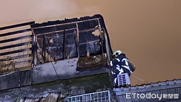 ▲▼萬華區西園路一棟公寓4樓頂加起火，2名民眾遭燒死屋內。（圖／記者游宗樺攝）