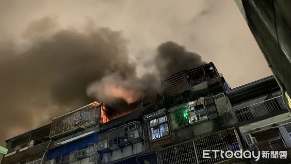 ▲▼萬華區西園路一棟公寓4樓頂加起火，2名民眾遭燒死屋內。（圖／記者游宗樺攝）