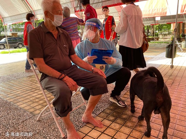 ▲▼高雄80歲阿公打疫苗有狗陪。（圖／翻攝自「高雄一百」）