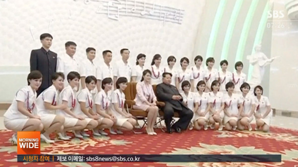 ▲▼北韓領導人金正恩與牡丹峰樂團合影。（圖／翻攝自SBS）