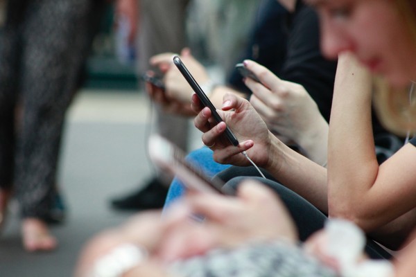 ▲調查手機使用習慣</a>，<a href='https://www.mobile01.com'>蘋果手機仍佔大多數。（圖／傑昇通信提供）