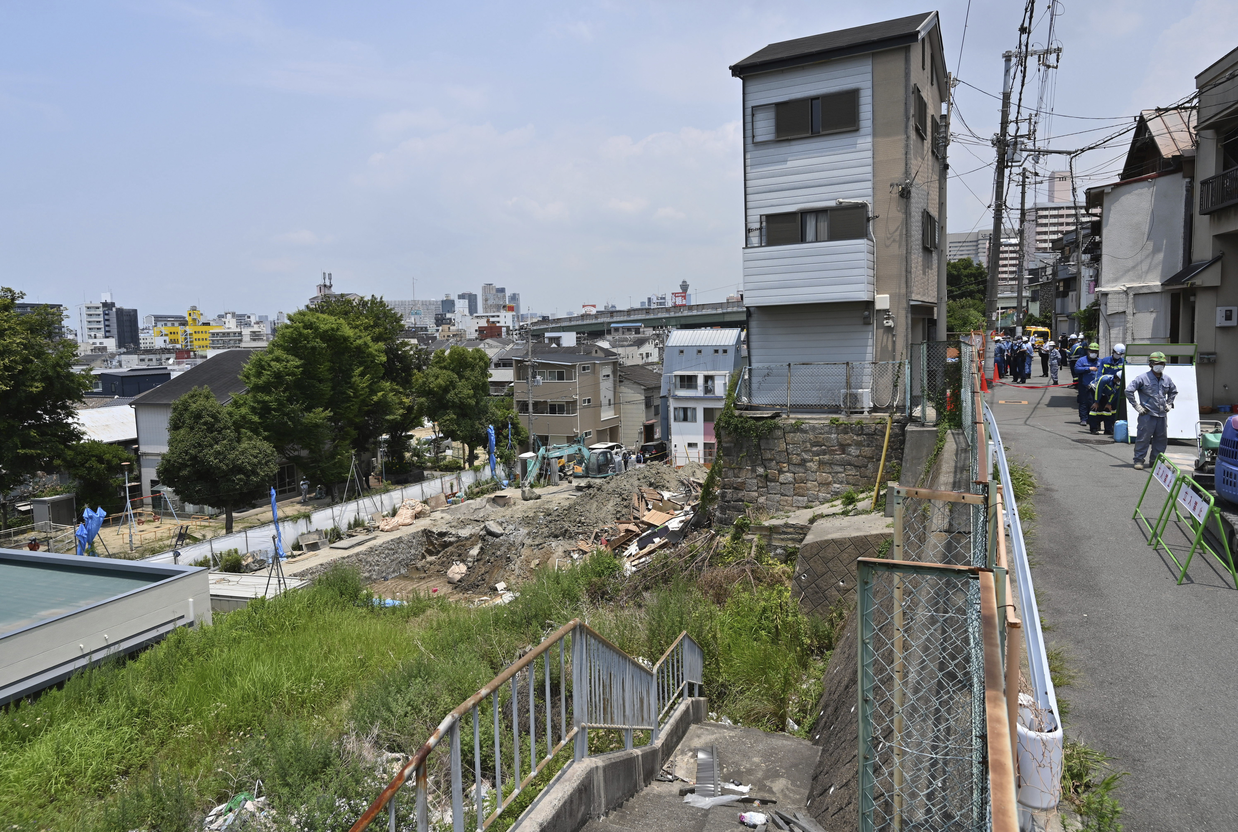 ▲▼日本大阪發生住宅崩塌。（圖／達志影像／美聯社）