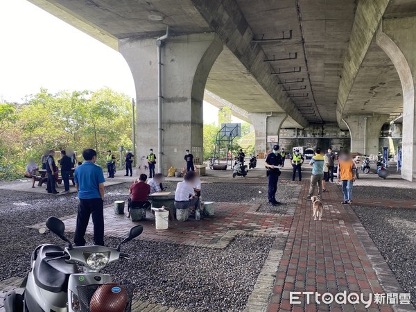 ▲▼無視疫情嚴峻、南投警分局查獲18人戶外群聚遭開罰。（圖／記者高堂堯翻攝）