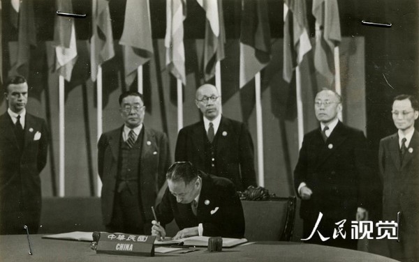 ▲中華民國駐聯合國首任大使顧維鈞在聯合國憲章上簽字。（圖／翻攝人民網）