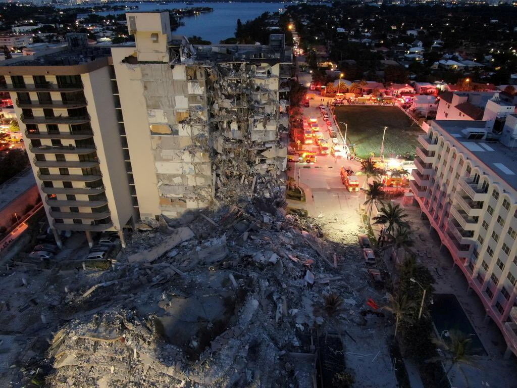 ▲▼邁阿密海濱一棟公寓大廈30秒內崩塌，多名住戶失聯。（圖／路透社）