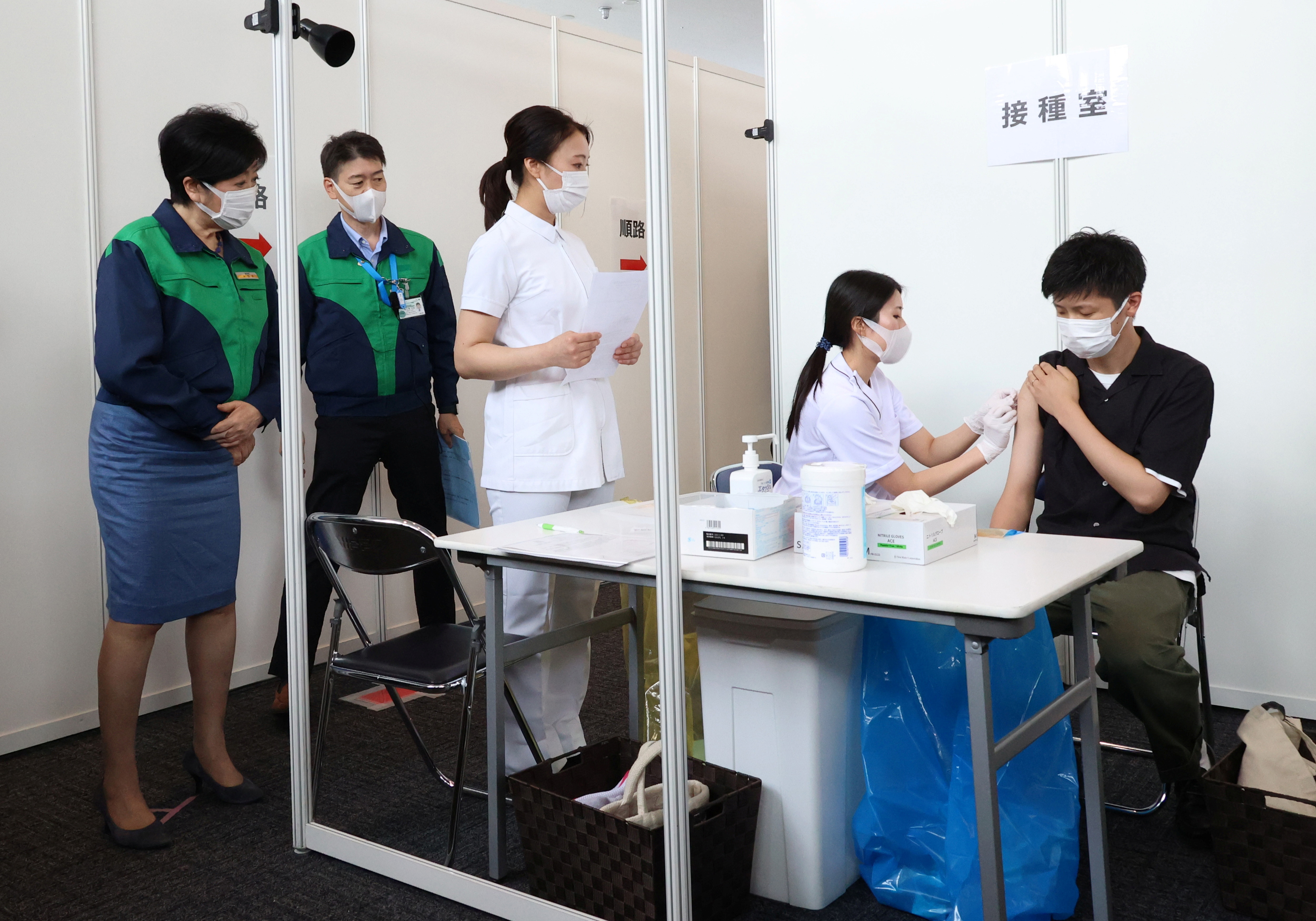 ▲▼東京都知事小池百合子在都廳內巡視疫苗施打狀況。（圖／路透社）