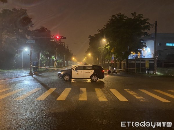 ▲▼小港中林路淹水至腳踝，警方到場拉起封鎖線 。（圖／記者許宥孺翻攝）