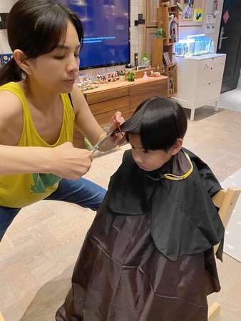 ▲ella幫兒子剪頭髮。（圖／翻攝自Facebook／ella）