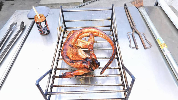 ▲網紅「吳小珍」窯烤綠鬣蜥。（圖／吳小珍提供）