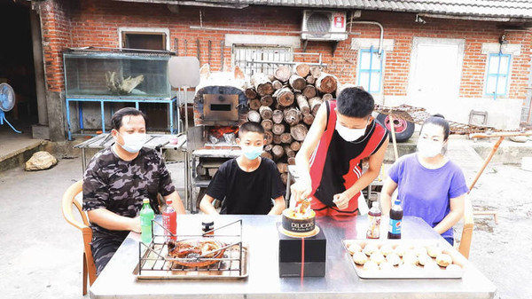 ▲網紅「吳小珍」窯烤綠鬣蜥。（圖／吳小珍提供）