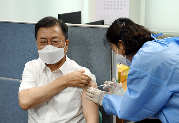 ▲▼南韓疫苗接種不良反應佔總體比率為0.45%，其中高達9成5症狀為發燒、頭痛等。圖為總痛文在寅接種第2劑AZ疫苗。（圖／達志影像）