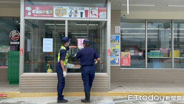 ▲枋寮警分局員警協助發放防疫包             。（圖／記者陳崑福翻攝，以下同）