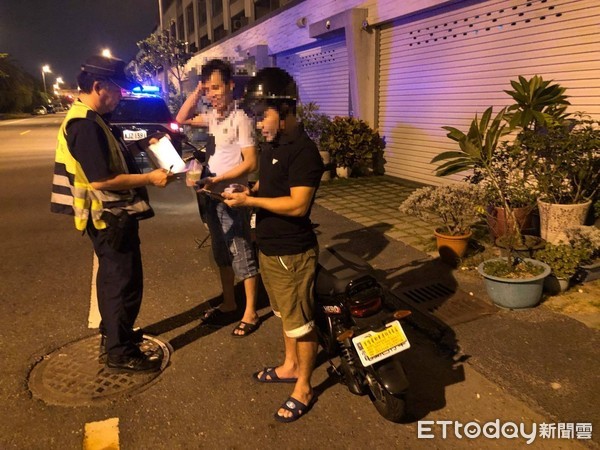 台南市警三分局表示，2021年迄今，警方共計取締未繫安全帶48件、未戴安全帽2027件，分別較去年同期增加42件及134件。（圖／記者林悅翻攝，下同）
